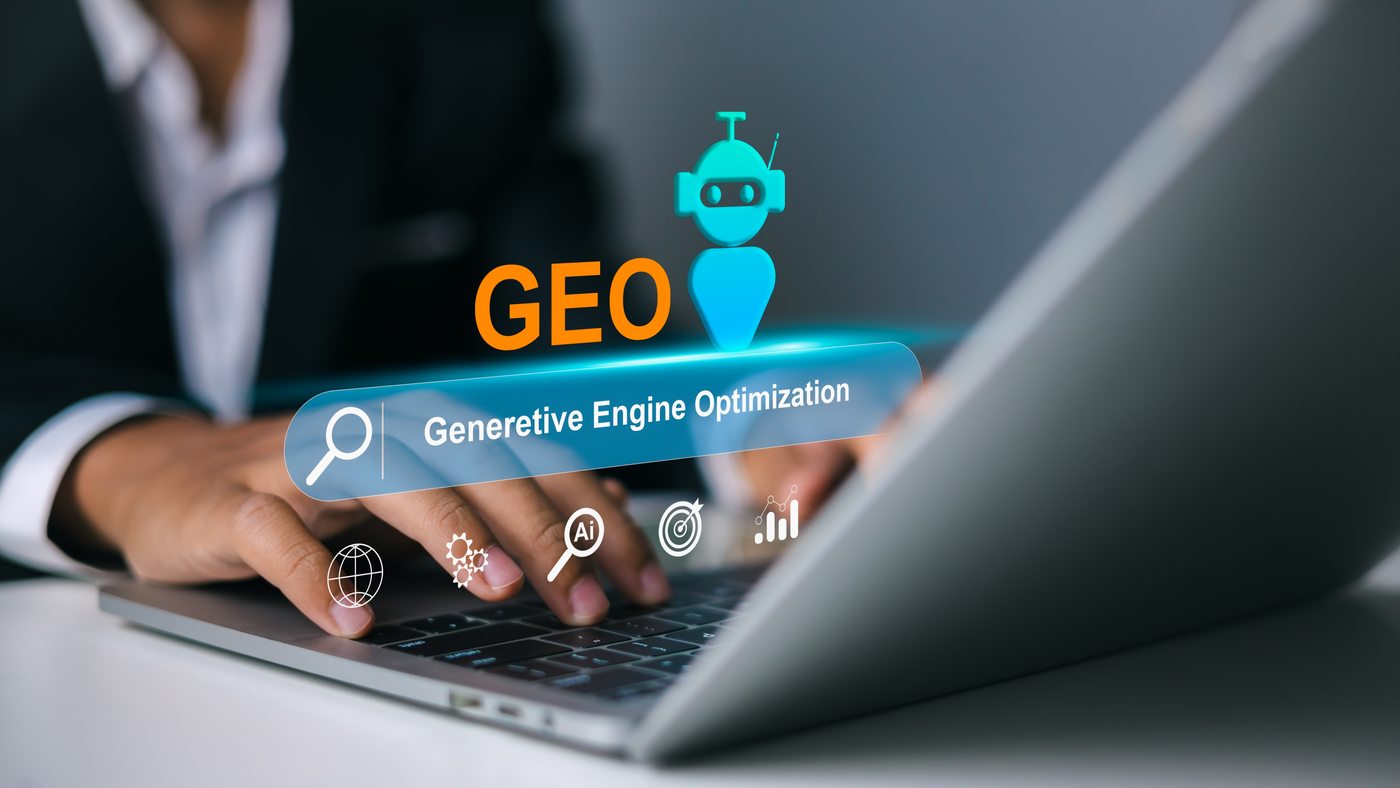 GEO ve Generative Engine Optimization arayüzüyle dizüstü bilgisayarda çalışan kişi