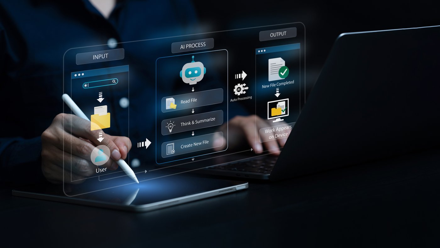 Tablet ve dizüstü bilgisayarda veri girdisi, yapay zekâ işleme ve çıktı aşamalarını gösteren AI iş akışı